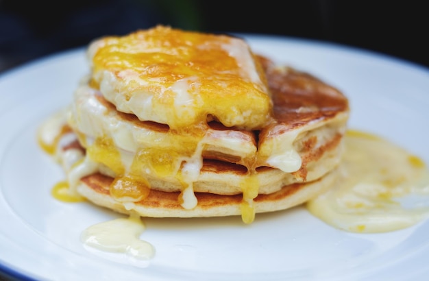 Deliziose frittelle con miele e burro