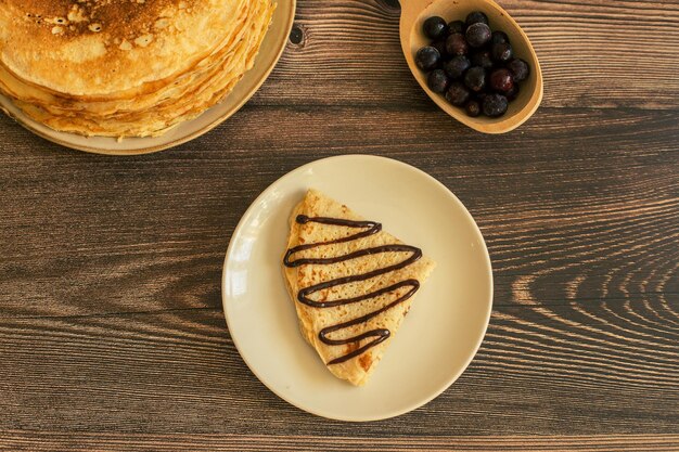 Deliziose frittelle con salsa di cioccolato mirtilli freschi su un tavolo in legno rustico tabl marrone rustico