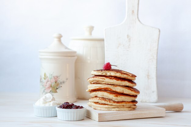 Deliziose frittelle fatte in casa con panna acida e marmellata.