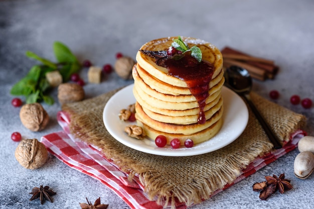 Deliziose frittelle fresche deliziose con miele di agrumi e marmellata. Deliziosa colazione calda con pancake con frutta e bacche