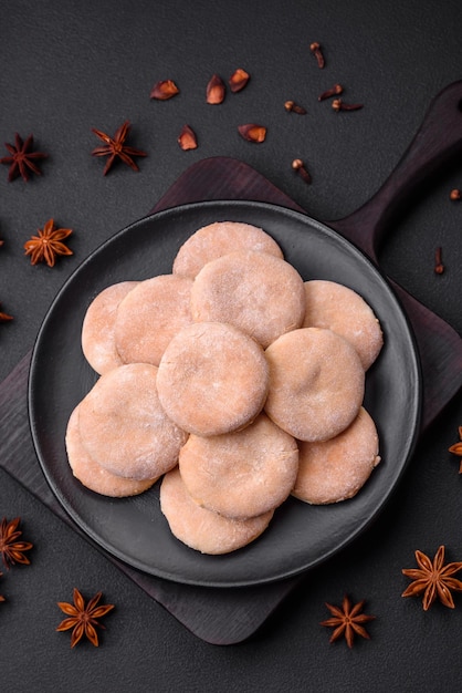 Deliziose frittelle o biscotti di farina di mais al forno freschi su un piatto nero