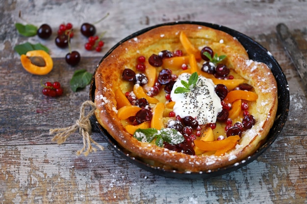 Deliziose frittelle olandesi con frutta e gelato