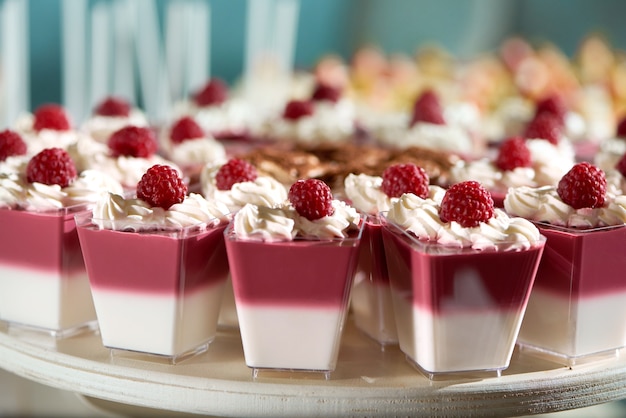 Deliziose gelatine di frutta al buffet di caramelle di un ristorante panna montata bacche di lampone