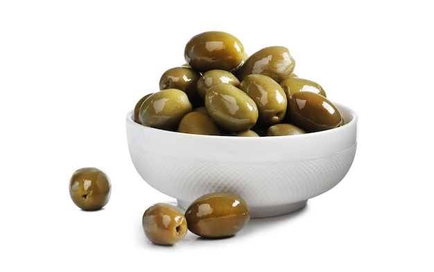 Deliziose grandi olive verdi in un olio d'oliva con foglie, isolate su sfondo bianco, vista dall'alto