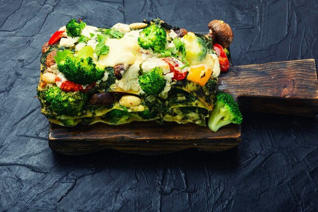 Deliziose lasagne, broccoli, funghi e terrina di peperoni. Cibo festivo.