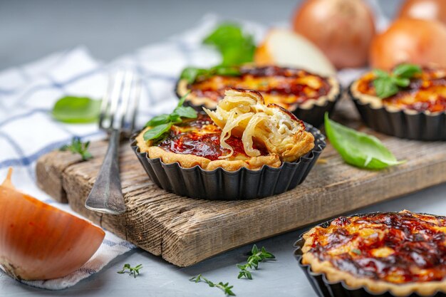 Deliziose mini torte fatte in casa con cipolle