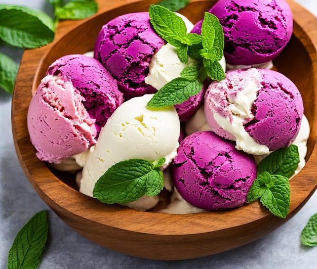 deliziose palline di gelato con frutti di bosco freschi su sfondo grigio