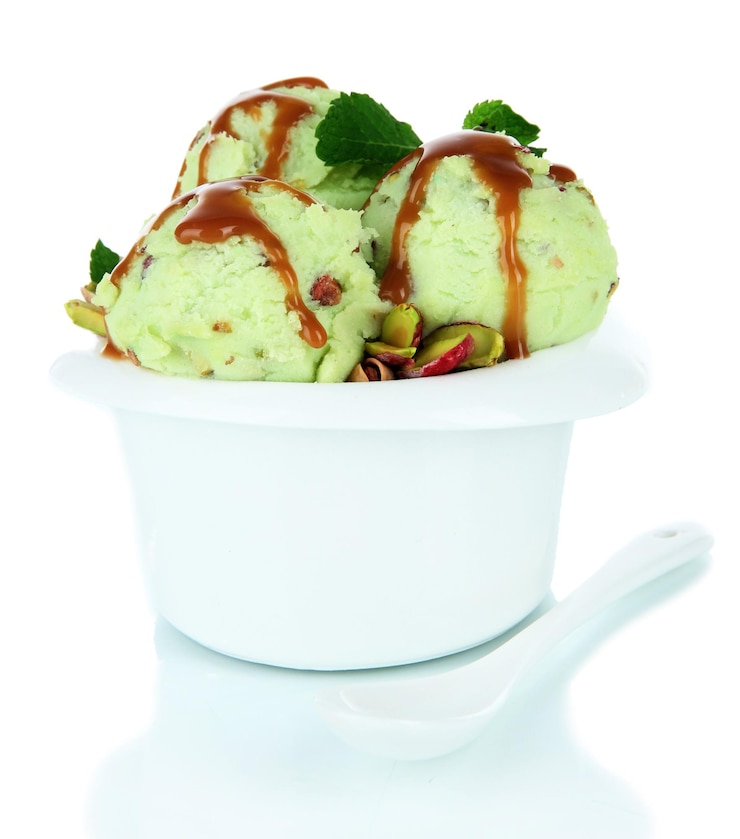 Foto deliziose palline di gelato in una ciotola isolata su bianco