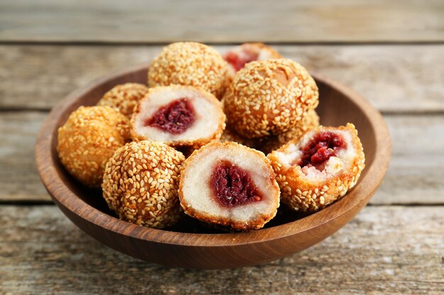 Deliziose palline di sesamo con pasta di fagioli rossi sul primo piano della tavola di legno