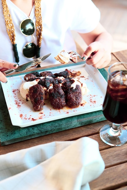 Deliziose polpette con patatine fritte