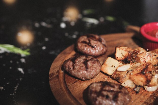 Deliziose polpette con patatine fritte