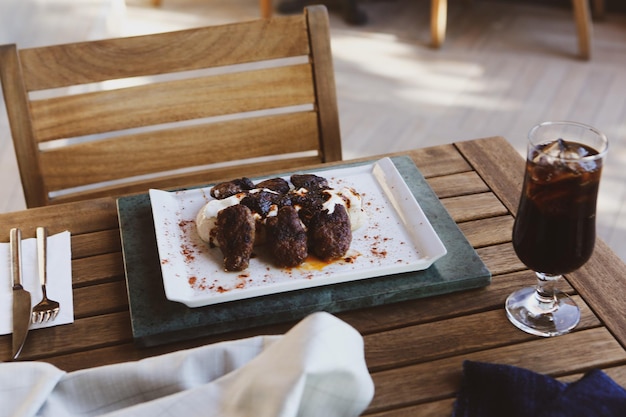 Deliziose polpette con patatine fritte