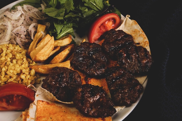 Deliziose polpette con patatine fritte