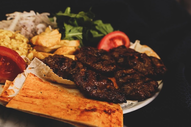 Deliziose polpette con patatine fritte