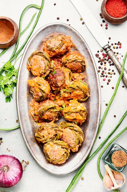 Deliziose polpette di carne macinata con fagioli di asparagi.