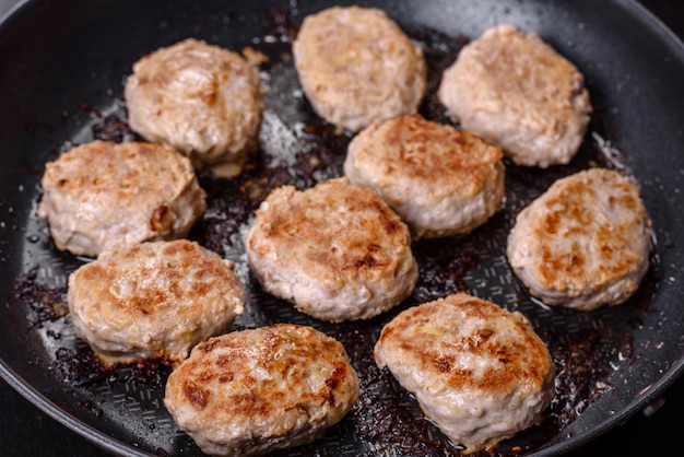 Deliziose polpette di carne macinata fritte fresche su uno sfondo di cemento scuro