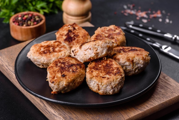 Deliziose polpette di carne macinata fritte fresche su uno sfondo di cemento scuro