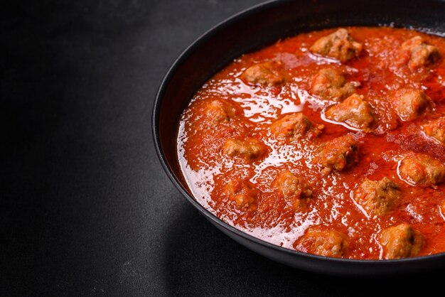 Deliziose polpette di carne macinata in salsa di pomodoro piccante