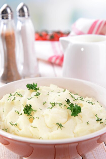 Deliziose purè di patate con verdure in una ciotola sul primo piano della tavola