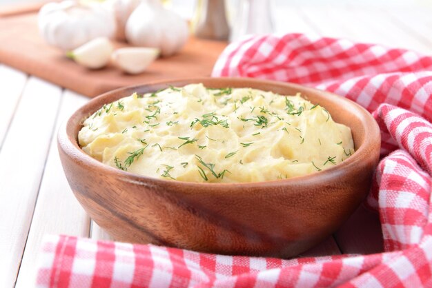 Deliziose purè di patate con verdure in una ciotola sul primo piano della tavola