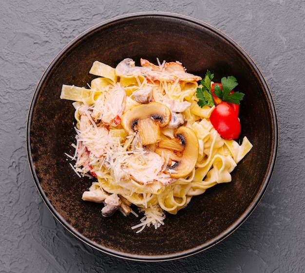 Deliziose tagliatelle asiatiche con verdure in ciotola