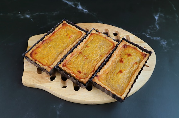 Deliziose tartellette di zucca appena sfornate su tagliere in legno