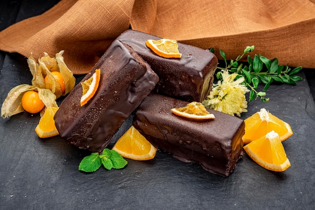 Deliziose torte al cioccolato sul primo piano della tavola