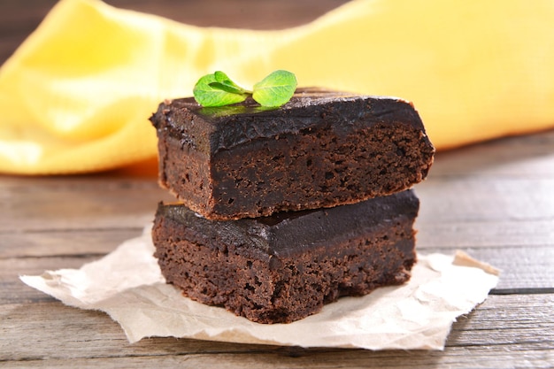 Deliziose torte al cioccolato sul primo piano della tavola