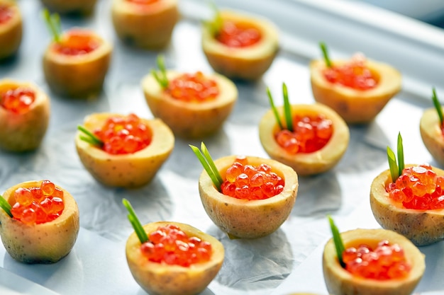 Deliziose tortine con caviale rosso Concetto di menu di catering per ristoranti di cibo