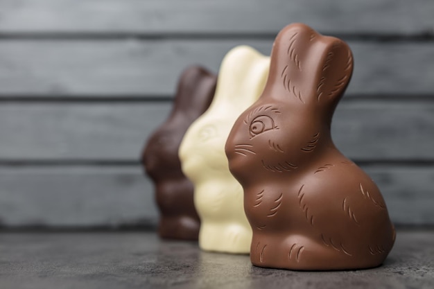 Deliziose uova di coniglietto di cioccolato pasquale e dolci