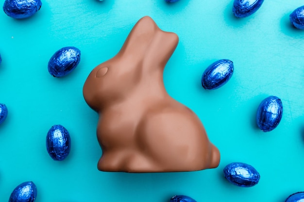 Deliziose uova di coniglietto di cioccolato pasquale e dolci