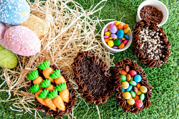 Deliziose uova di Pasqua al cioccolato concetto di Pasqua