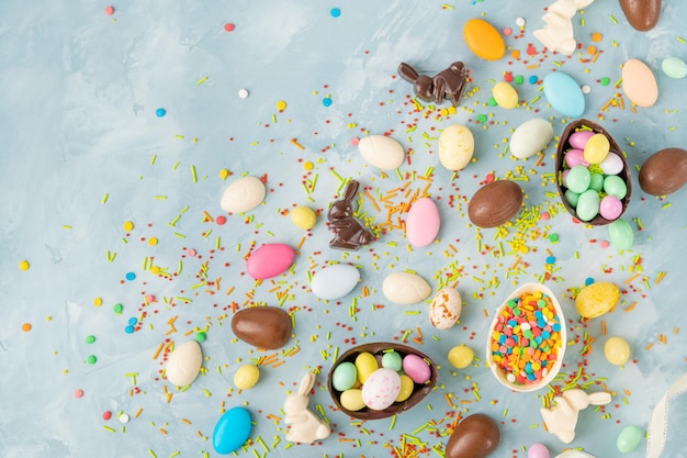 Deliziose uova di Pasqua al cioccolato conigli e dolci Composizione di Pasqua Copia spazio