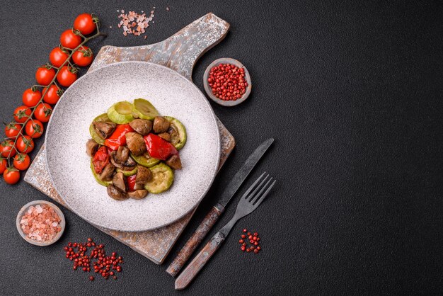 Deliziose verdure fresche alla griglia zucchini peperoncini funghi e cipolle