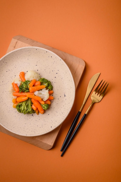 Deliziose verdure fresche, broccoli, cavolfiori, carote al vapore con sale e spezie