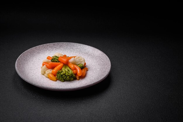 Deliziose verdure fresche, broccoli, cavolfiori, carote al vapore con sale e spezie