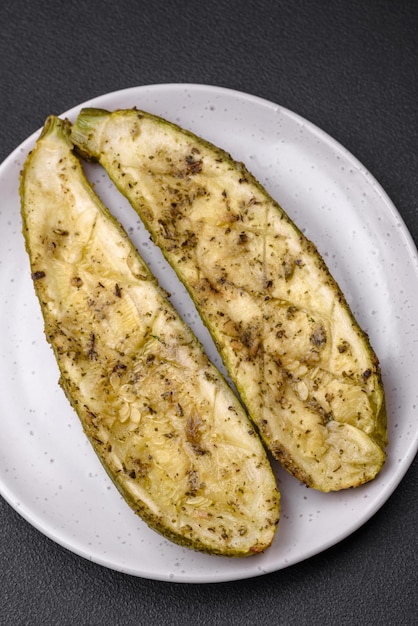 Deliziose zucchine tagliate a metà cotte al forno con sale, spezie ed erbe aromatiche