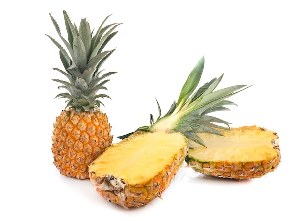 Deliziosi ananas isolati