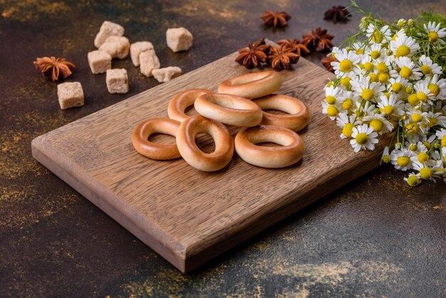 Deliziosi bagel di pasta di mais alla vaniglia freschi su uno sfondo di cemento giallo