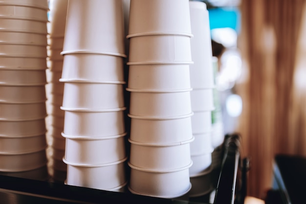 Deliziosi bicchieri da caffè sono in piedi sulla parte superiore della macchina da caffè in un'accogliente caffetteria. .