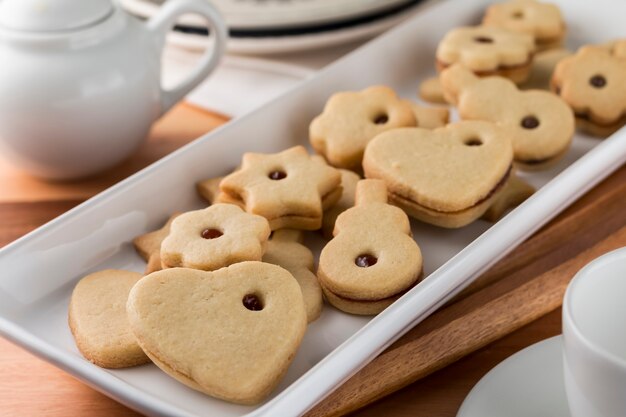 Deliziosi biscotti al burro ripieni di pasta di guava