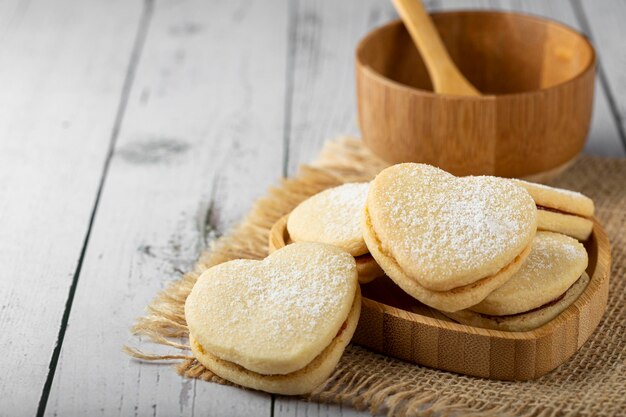 Deliziosi biscotti al burro ripieni di pasta di guava