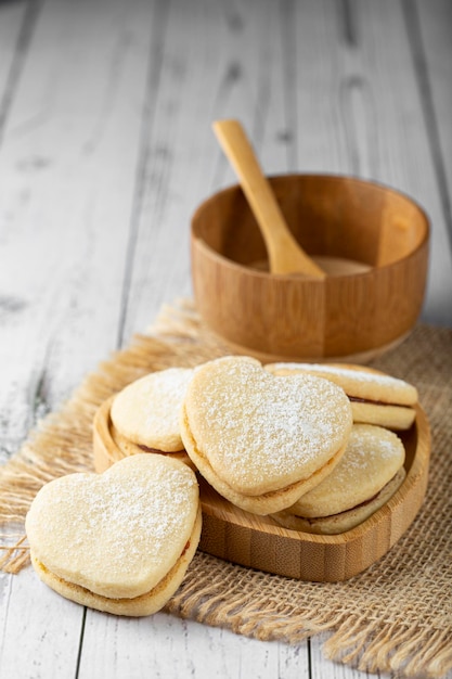 Deliziosi biscotti al burro ripieni di pasta di guava