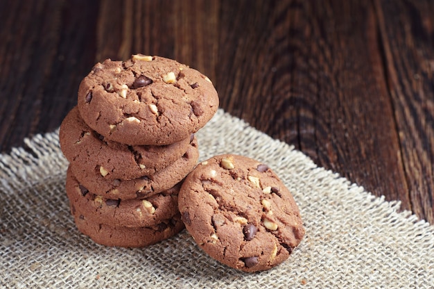 Deliziosi biscotti al cioccolato con noci sul vecchio tavolo di legno