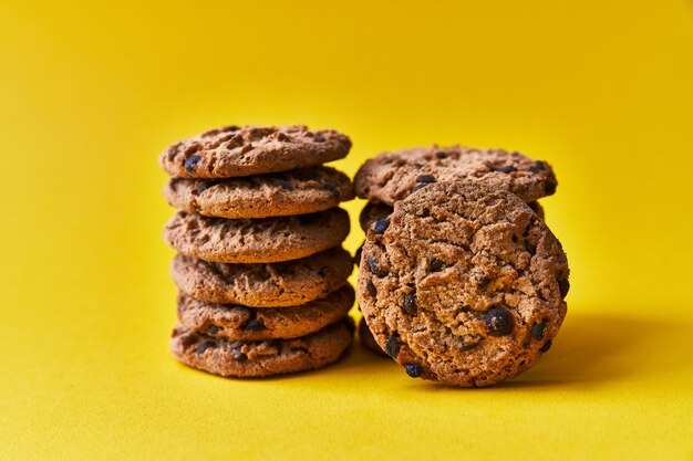 Deliziosi biscotti al cioccolato su sfondo giallo