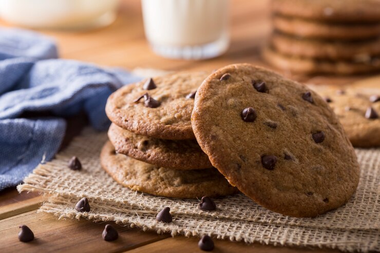 Deliziosi biscotti al cioccolato sul tavolo di legno