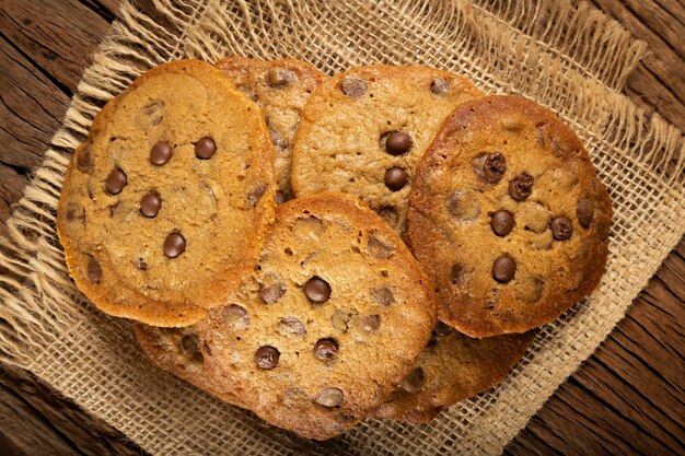 Deliziosi biscotti al cioccolato sul tavolo di legno