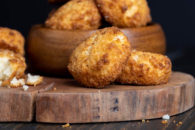 Deliziosi biscotti con cocco sul tavolo