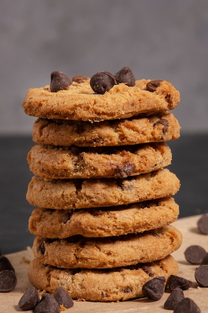 Deliziosi biscotti con composizione di gocce di cioccolato