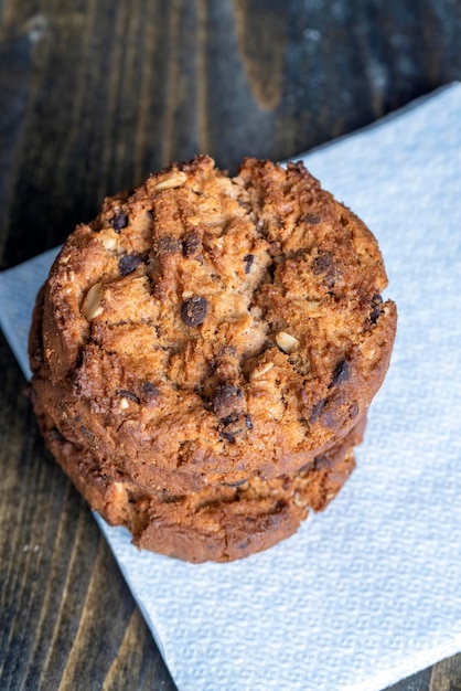 Deliziosi biscotti con pezzi di cioccolato sul tavolo